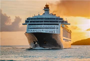 Ein Schiff fährt in den Sonnenuntergang.