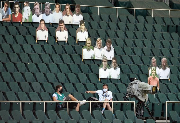 Statt Zuschauen sind beim Geisterspiel Borussia Mönchengladbach gegen Hertha BSC Berlin Pappfiguren mit Fotos von ehemaligen Spielern auf der Tribüne aufgestellt.