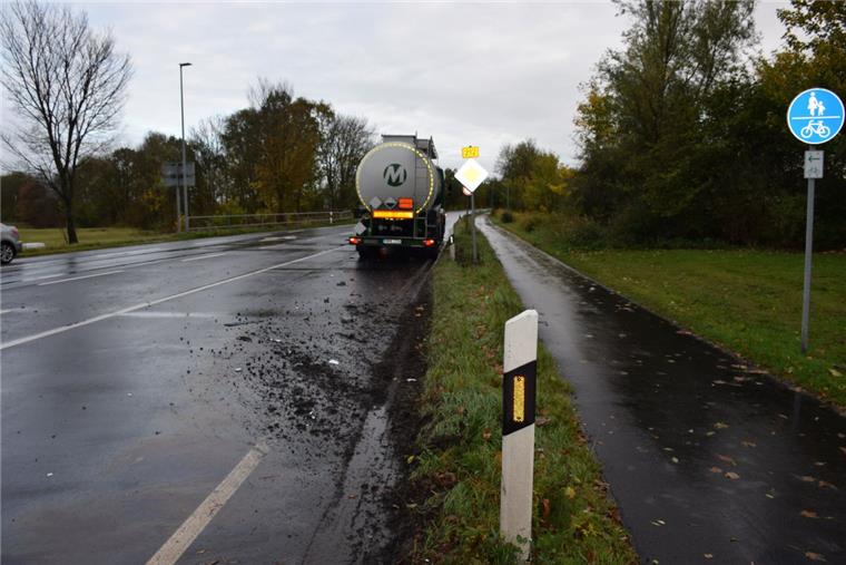 Stau auf der B212 nach einem Unfall. Ein LKW-Fahrer hat eine rote Ampel übersehen.