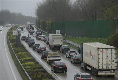 Stau, Stau, Stau. Auf der A27 bei Bremerhaven geht in der Rush Hour aktuell nicht viel voran.