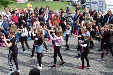 Staudenmarkt 2019 in Hagen: Die Mädchentanzgruppe des &quot;Fit & Sun&quot; unte...