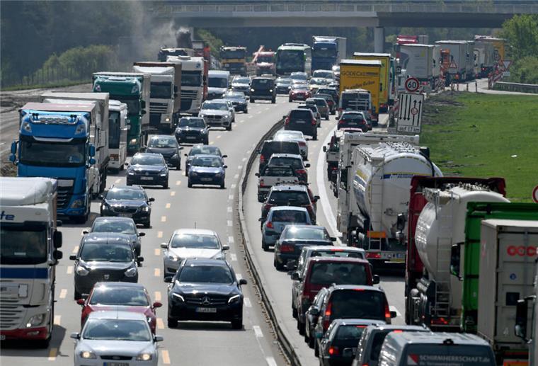 Ferienende in Bremen und Niedersachsen - ADAC rechnet mit Staus Stauungen in beiden Fahrtrichtungen zwischen Hannover und Hamburg