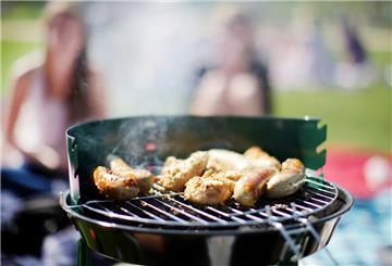 Würstchen liegen auf einem Grill