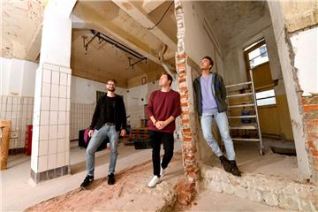 Stecken mitten im Umbau für ihre Kombucha-Brauerei (von links): Jonas Wagner, Michael Connery und Sören Gwinner.