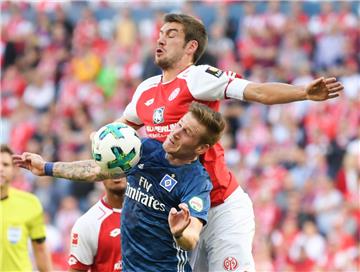 Stefan Bell (oben) und André Hahn machen es vor: Am Ende steht Mainz über Hamburg.