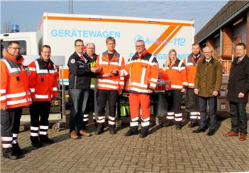 Stefan Blome (von links), Andre Lohmann, Kreisbereitschaftsleiter Andreas Rothgeber, Olaf Behrens, Tobias Burmeister, Sven Petersen, Bianca Kahrs, Kevin Martens mit Landrat Hermann Luttmann und dem Bremervörder DRK-Geschäftsführer Rolf Eckhoff bei der Fahrzeugübergabe in Zeven.  