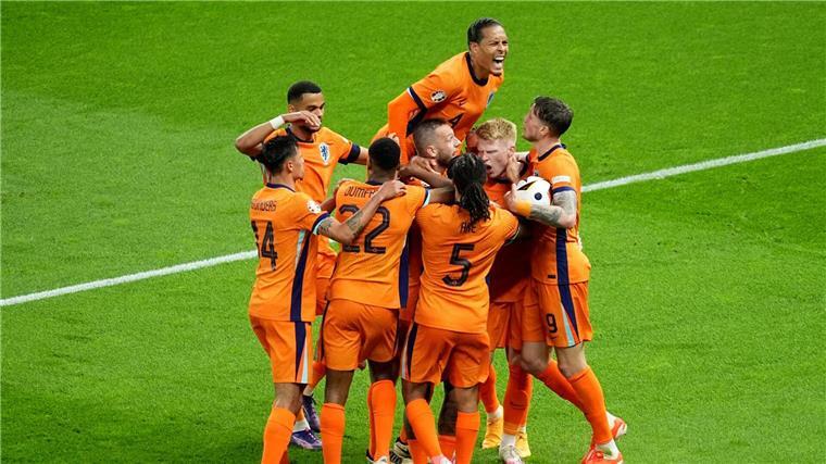 Stefan de Vrij (M) wird nach seinem Tor zum 1:1 von den Mitspielern umjubelt.
