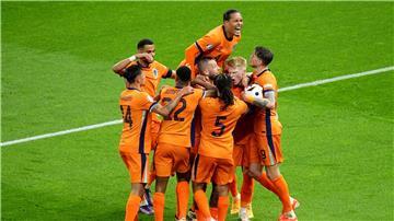 Stefan de Vrij (M) wird nach seinem Tor zum 1:1 von den Mitspielern umjubelt.