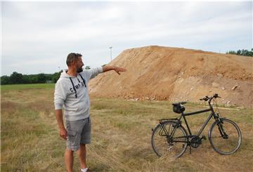 Stefan Ehrich beobachtet gespannt die vorbereitenden Arbeiten für die hochmoderne BMX-Rennstrecke in Langen.