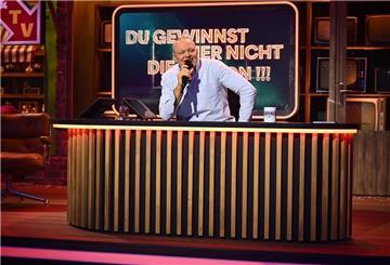 Stefan Raab hat in seiner Sendung „Du gewinnst hier nicht die Million bei Stefan Raab“ einen Song für Friedrich Merz vorgestellt.