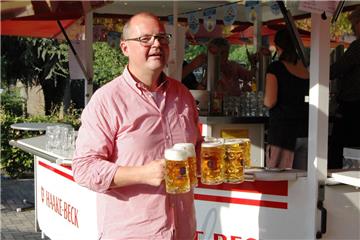 Stefan Tiemann sorgt für Nachschub: Der Samtgemeindebürgermeister bewirtet die S...