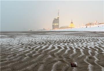 Stefan Wyrwa hat das verschneite Watt am Weserstrandbad in Bremerhaven fotografiert. 