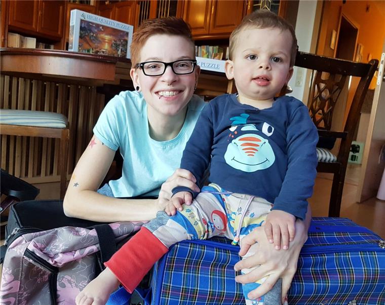 Stefanie Bock freut sich sehr, dass durch die zahlreichen Spenden ihrem Sohn Jonte die Schlucktherapie ermöglicht wird.