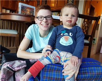 Stefanie Bock freut sich sehr, dass durch die zahlreichen Spenden ihrem Sohn Jonte die Schlucktherapie ermöglicht wird.
