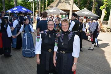 Stefanie Klindworth und Kerstin Thies (von links), beide stellvertretende Vorsitzende der Heimat- und Fördergemeinschaft, freuten sich über die gute Resonanz auf den Heimattag.