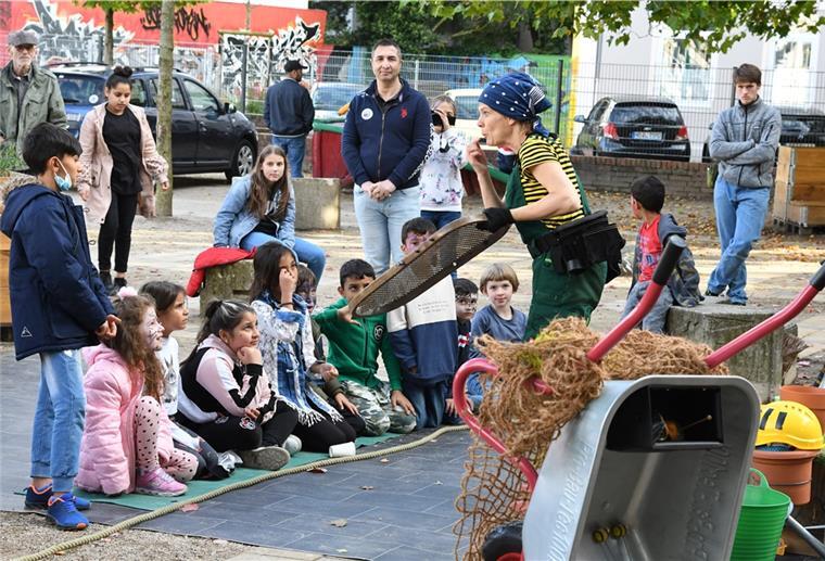 Stefanie Ludmilla Euler zählte mit ihrem Figurentheater zu den Programmpunkten von zwei Aktionstage auf dem Leher Pausenhof in Bremerhaven.