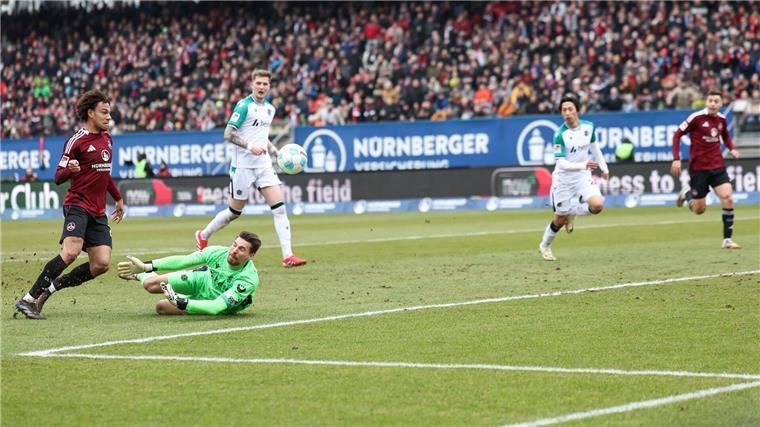 Video-Ärger beim 1. FC Nürnberg: Hannover 96 jubelt Stefanos Tzimas (r) gelingt die Nürnberger Führung.