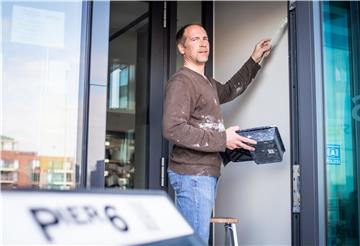 Steffen Heumann, Geschäftsführer des Restaurant Pier 6 am Neuen Hafen, nutzt die Corona-Zeit, um den Eingangsbereich des Lokals einen frischen Anstrich zu geben.