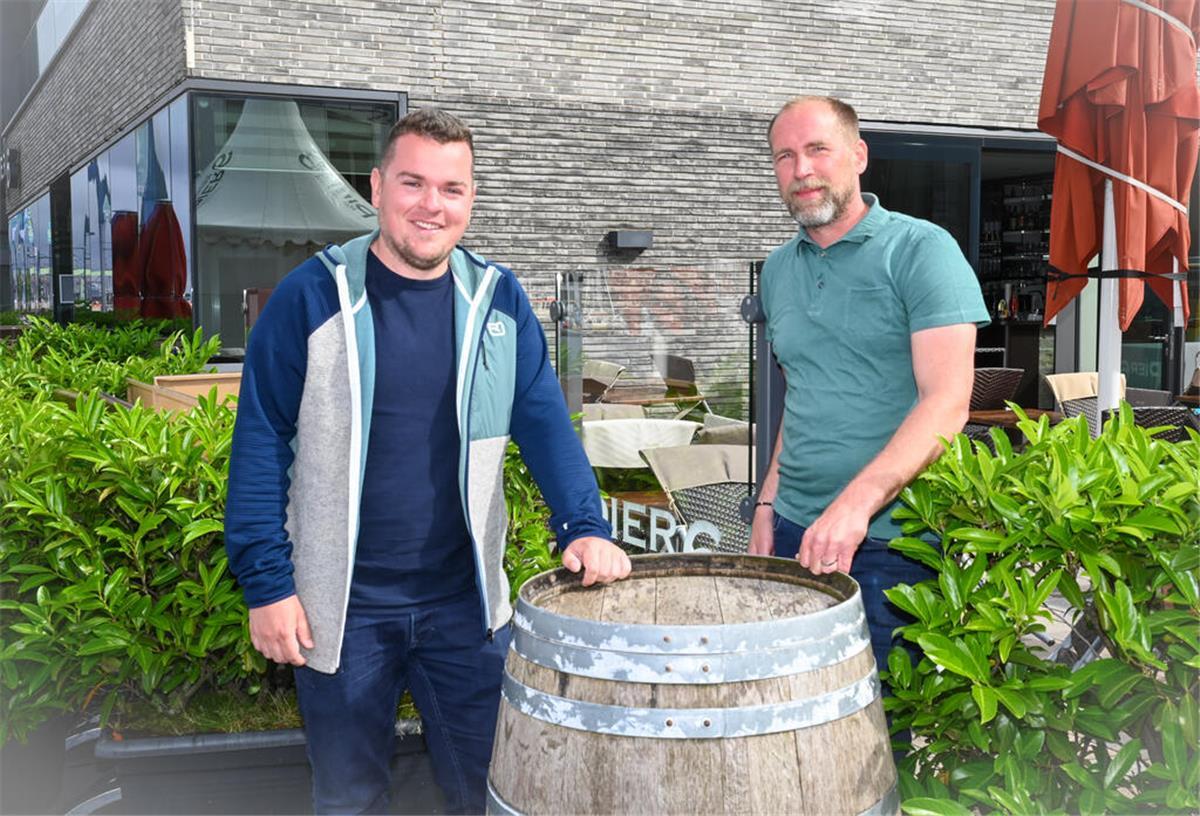 Steffen Heumann übergibt sein Restaurant Pier 6 in Bremerhaven überraschend an Nico Flathmann (li.).