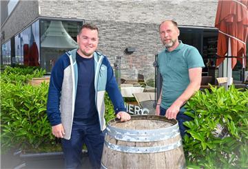 Steffen Heumann übergibt sein Restaurant Pier 6 in Bremerhaven überraschend an Nico Flathmann (li.).