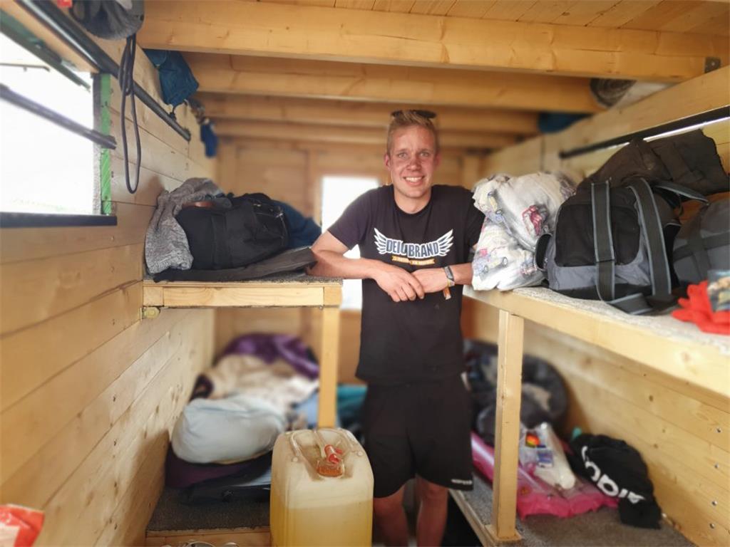 Steffen Peters (18) zeigt auf dem Deichbrand, wie der umgebaute Vietransporter v...