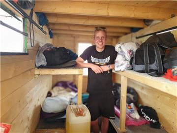 Steffen Peters (18) zeigt auf dem Deichbrand, wie der umgebaute Vietransporter v...