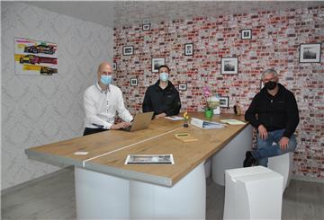 Steffen Stahlberg, Niklas Tessmann und Bürgermeister Diedrich Höyns (von links) freuen sich, dass es bald die Möglichkeit zum Coworking im Bördeort Sittensen gibt.