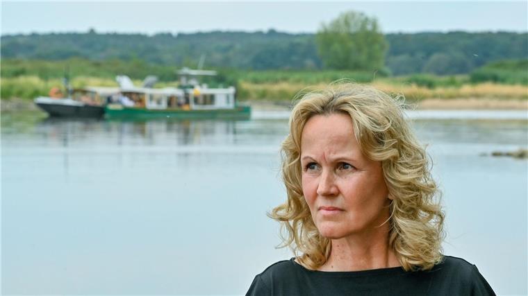 Steffi Lemke (Bündnis 90/Die Grünen), Bundesumweltministerin, schaut in die Ferne.