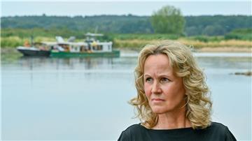 Steffi Lemke (Bündnis 90/Die Grünen), Bundesumweltministerin, schaut in die Ferne.