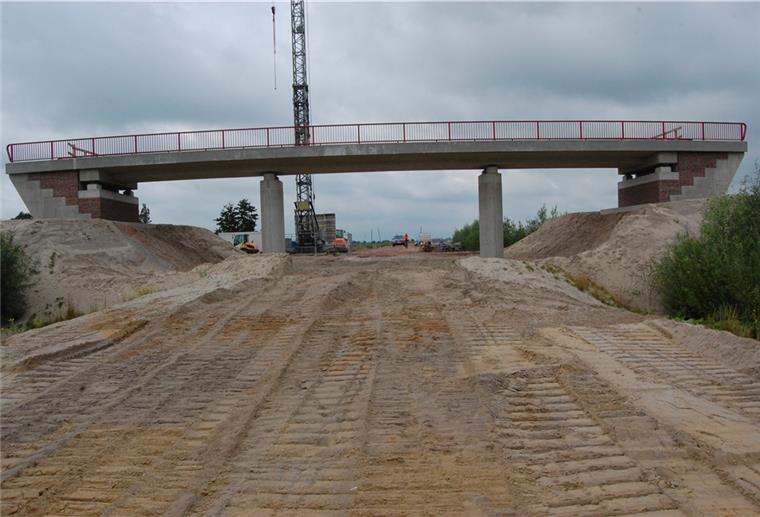 Steht eine Brücke im Feld: Das Bauwerk in Meyershof ist weitgehend fertig. Es führt über die neue Bundesstraßen-Trasse.