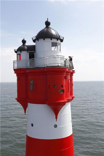 Steht seit 1885 in der Deutschen Bucht: der Leuchtturm Roter Sand. 1987 wurde dem Bauwerk ein Stahlkorsett verpasst, um die Standfestigkeit zu sichern. 