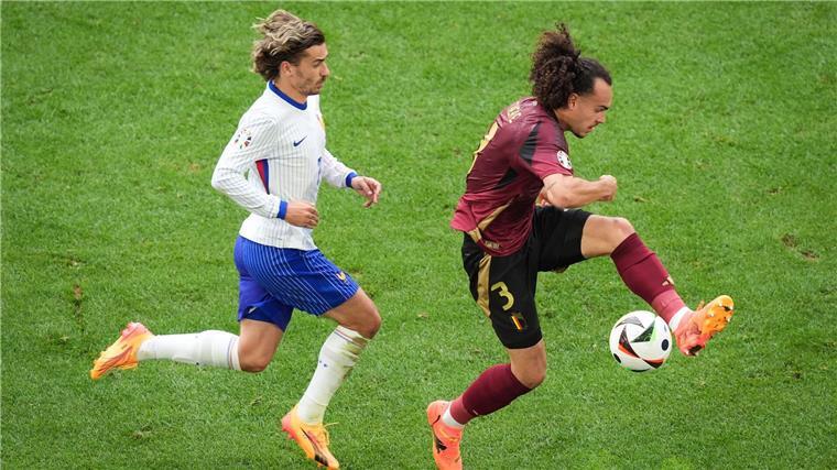 Transfer-Domino: Theate nach Frankfurt, Grieche zum VfL Steht vor einem Wechsel zu Eintracht Frankfurt: Der belgische EM-Spieler Arthur Theate (r).