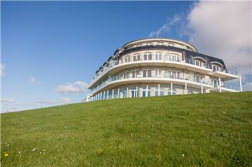 Steht wie ein Leuchtturm im Deich des kleinen Nordseebades Wremen: das Upstalsboom Hotel Deichgraf.