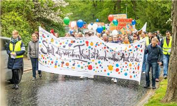"Stell dir vor dein Kind ist krank und kein Arzt ist da": Mit diesem Transparent zogen die Demonstranten in die Innenstadt. 