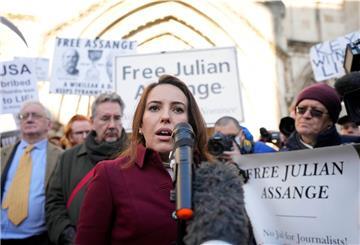 Stella Moris, Verlobte des Wikileaks-Gründers Assange, spricht vor dem Gerichtsgebäude mit Journalisten