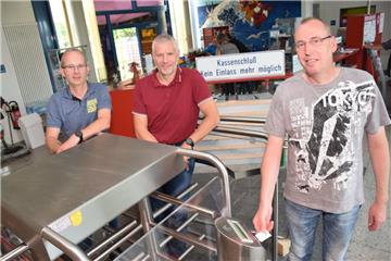 Stellen das neue Kassensystem vor (von links): Jens Leiminer, Jens Freese (beide vom Amt für Bildung und Freizeit) und Betriebsleiter Ingo Wendland.