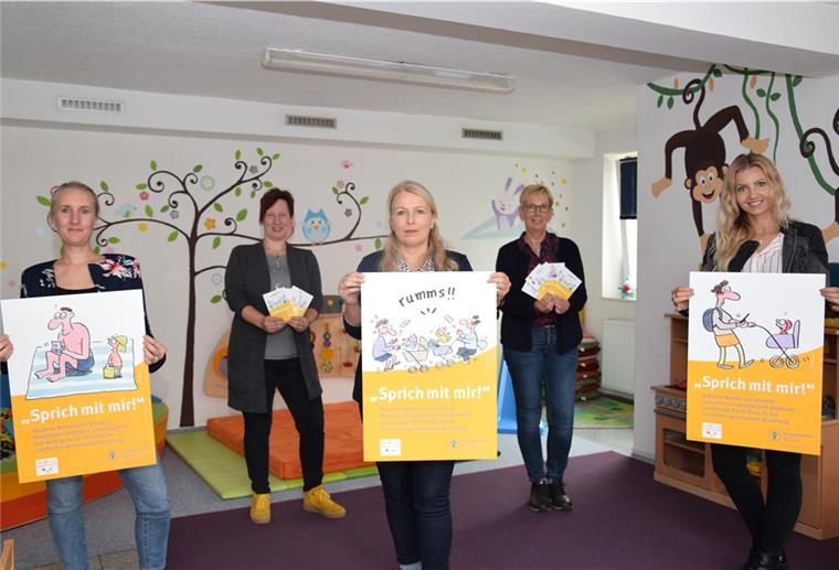 Stellen die Plakatkampagne "Sprich mit mir" vor: Annika Tannert, Leiterin des Familien- und Kinderservicebüros (FUKS) in Brake, Svenja Faehse, Leiterin des Kinderhauses Blauer Elefant in Einswarden, Anja Bauch und Hiltrud Meiners, Leiterinnen des FUKS in Nordenham sowie Marta Ciapa, Leiterin des Krabbelgruppeninfoteams.