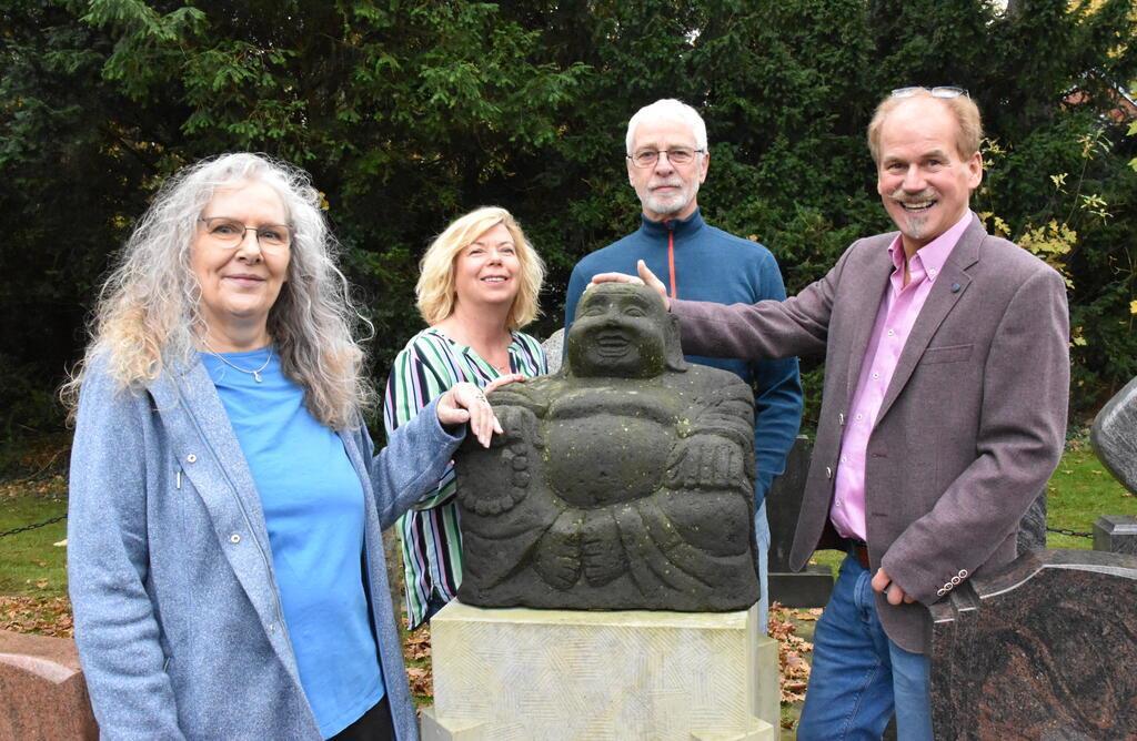Stellen einen Buddha für die Versteigerung zum 25. Jubiläum zur Verfügung (von l...