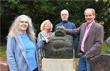 Stellen einen Buddha für die Versteigerung zum 25. Jubiläum zur Verfügung (von l...