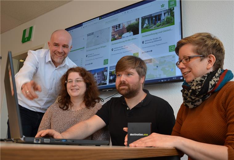 Touristinformation im Landkreis Rotenburg wird digital Stellt das neue digitale Angebot vor: Das TouROW-Team mit (von links) Udo Fischer, Verena Henke, Henrik Wahlers und Petra Welz.
