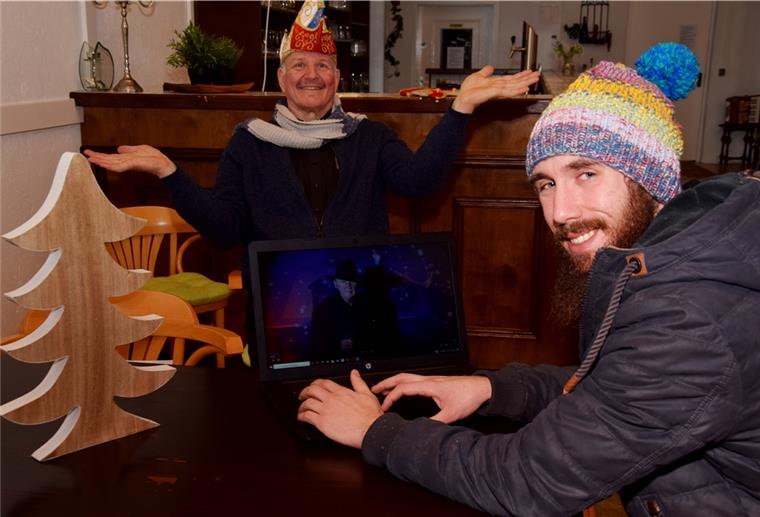 Butjadingen: Karnevalisten wollen mit Konzert-Video Freude bereiten Das Foto zeigt den Präsidenten des Karnevalsvereins Tataah Butjadingen, Reinhard Evers (links), und Roman Evers-Tessmer, der das geplante Weihnachtskonzert-Video des Vereins schneiden wird.