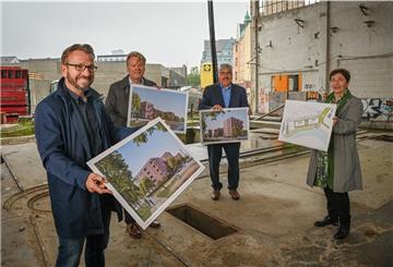 Stellten in der alten Pressenhalle der Firma Kistner die Pläne für die Wohnbauung des Kistnergeländes vor (von links): Frank Stickel (Gewoba), Sieghard Lückehe (Stäwog), Oberbürgermeister Melf Grantz und die Architektin Ingrid Spengler.