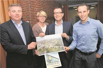 Stellten jetzt die Neubau-Pläne für das frühere Kaufland-Gelände in Atens vor (von links): Wolfgang Megger (Lidl-Immobilienleiter), Mareike Renken (Lidl-Immobilienabteilung), Andree Sachmerda (Architekturbüro Klocke und Partner) und Matthias Precht (Lidl-Bauleiter). 