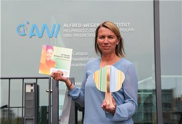 Stellvertretend für das Proceed-Team hat Projektleiterin Dr. Bernadette Pogoda eine offizielle Urkunde, ein Auszeichnungsschild und einen kleinen „Vielfalt-Baum“ aus Holz erhalten, der symbolisch für die Naturvielfalt steht. 