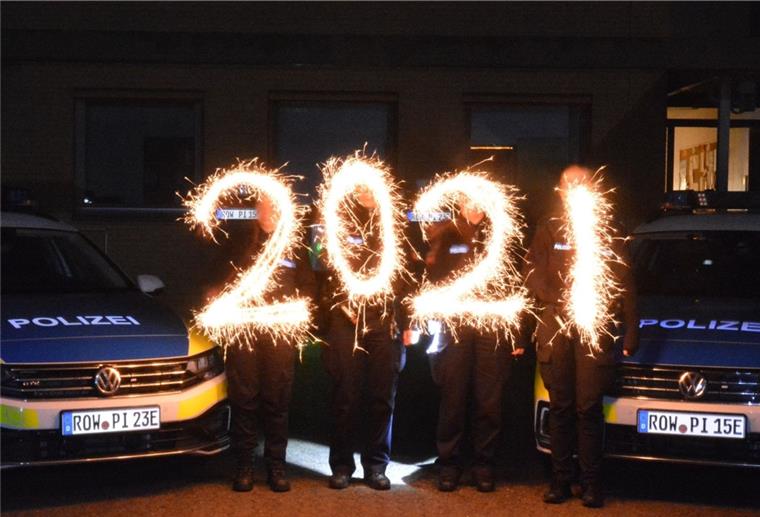 Stellvertretend für die Polizei im Landkreis Rotenburg wünschen die Beamten der Silvesternachtschicht mit einem besonderen Gruß ein frohes neues Jahr 2021.
