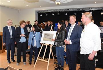 Stellvertretender Bürgermeister Jens Petersen (von links) und Sozialministerin Daniela Behrens freuen sich mit Katsue und Hildegard Hardtke von der Hardtke-Stiftung sowie mit Stadtdirektor Henning Fricke und Leiter Ulrich Oerding bei der Enthüllung der Stifterplakette.