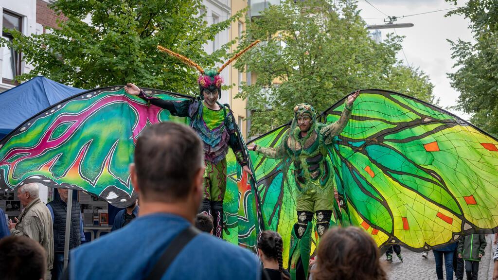 Stelzenläufer begeisterten die Gäste des Goethestraßenfestes.
