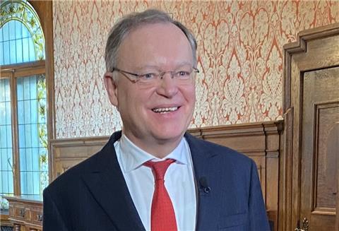 Niedersachsens Ministerpräsident Stephan Weil (SPD) steht bei der Aufzeichnung seiner Neujahrsansprache vor der Kamera. 