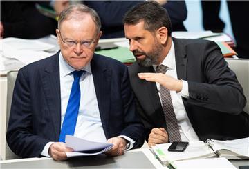 Stephan Weil (l, SPD), Ministerpräsident Niedersachsen, und Olaf Lies (SPD), Umweltminister Niedersachsen