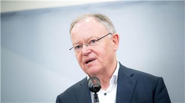 Stephan Weil, Ministerpräsident von Niedersachsen, spricht bei einer Pressekonferenz zur Klausurtagung des SPD-Landesverbandes Niedersachsen.